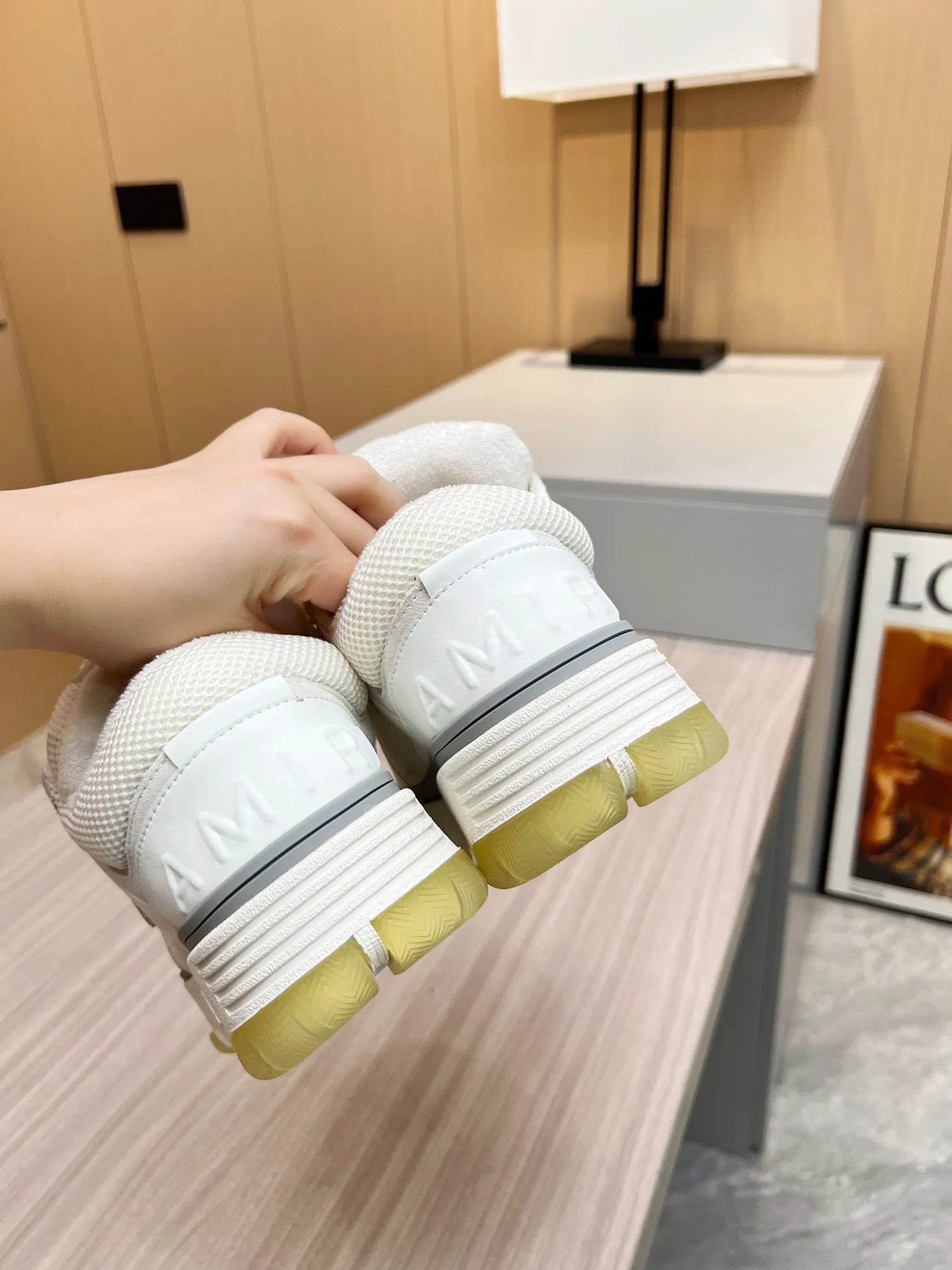 p620💰Men's shoes Amiri Emile's 2023 spring and summer new MA-1 bread shoes, couple models, casual sports shoes, sneakers Amiri gave up the rock punk style in the new season and used a large number of unsaturated colors, Morandi tones, whether you see or wear them, it will make people very happy. The large tongue of the bread shoes continues, shortens the length of the shoe body, thickens the midsole, and the toe part is more rounded. Amiri's brand letters and MA logo appear on the side of the shoe. Fabric: Original customized imported first-layer cowhide + mesh. Lining: Original customized breathable towel lining. Outsole. Foam combination material. Bottom thickness: 4CM. Size: Men's 39-45
